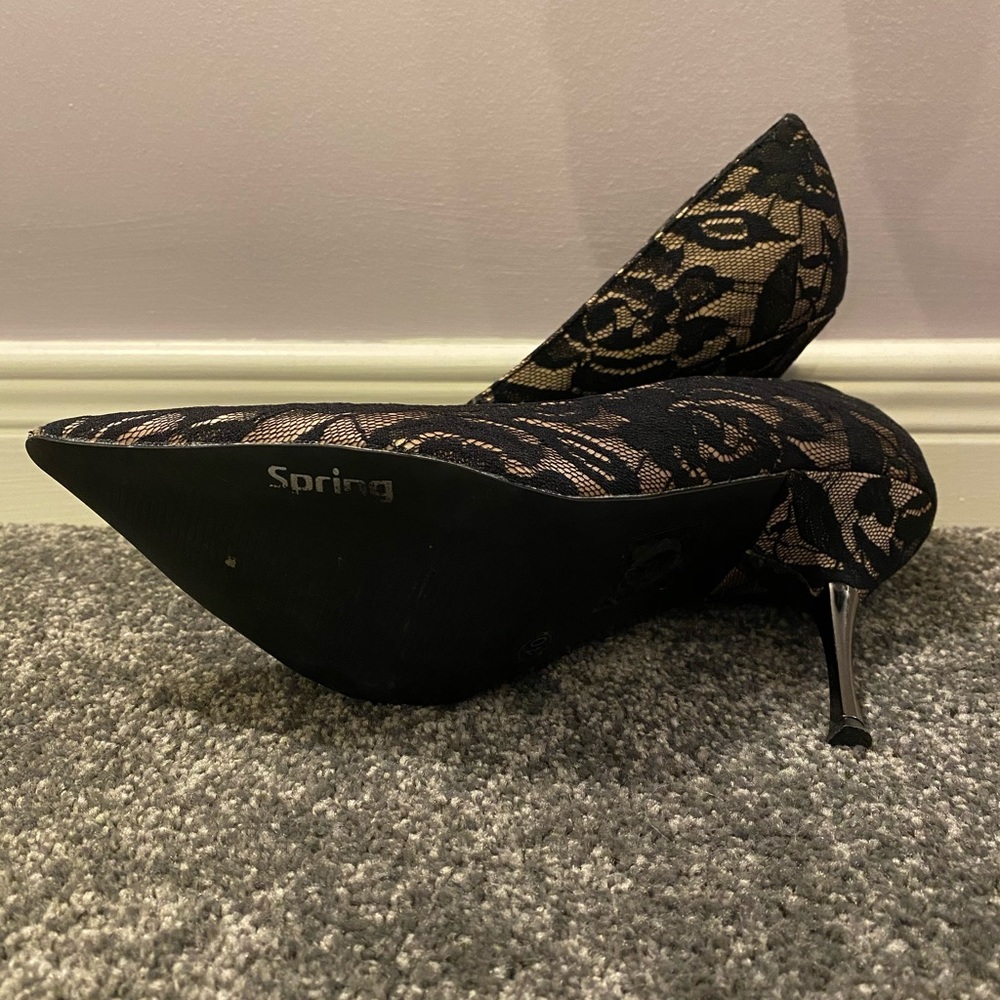 Black lace overlay pumps - Picture 2 of 5